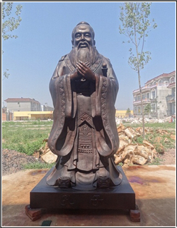 學(xué)?？鬃鱼~雕擺放